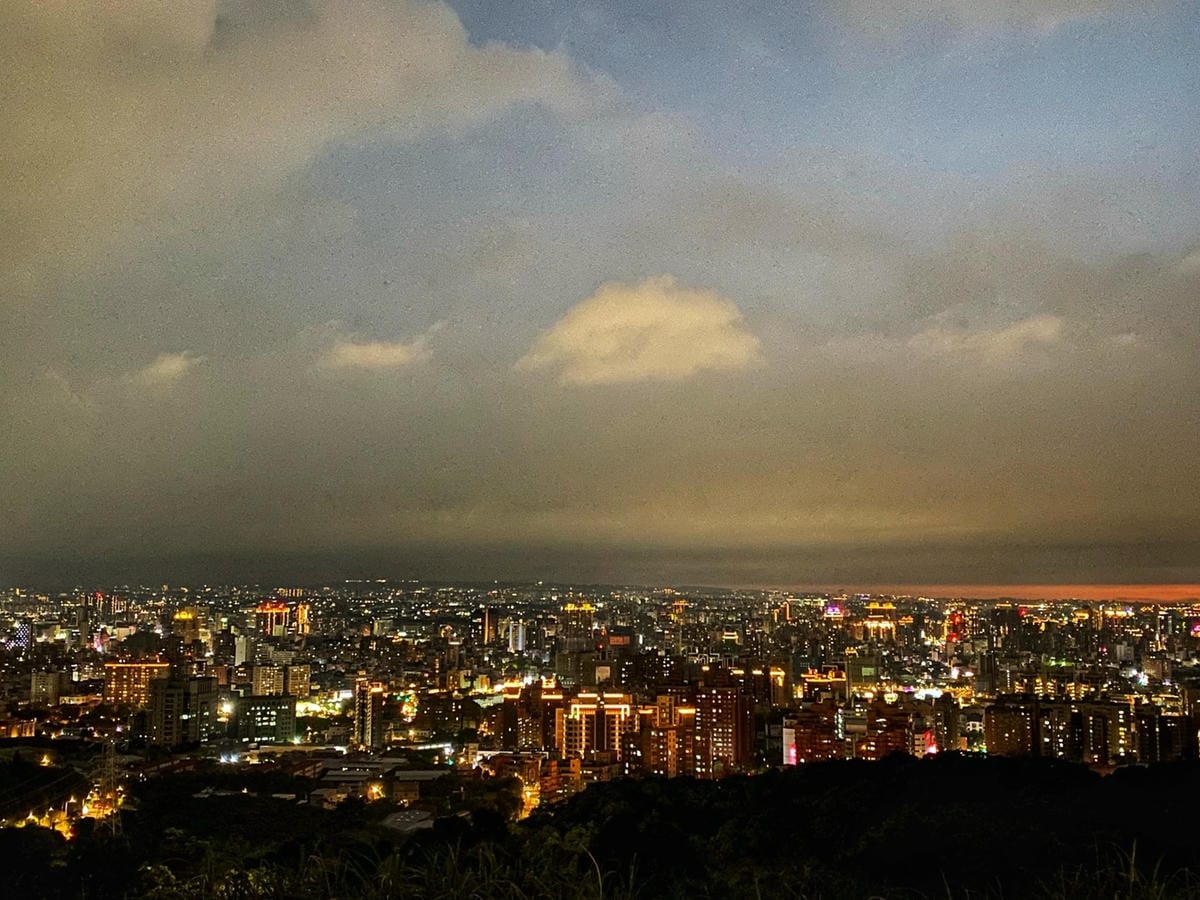 o33ff54d56d4ba352d20c54264d708bdf_4780447945505548302_220806_0057.jpg 桃園虎頭山環保公園賞夜景聖地大飛機降落草皮