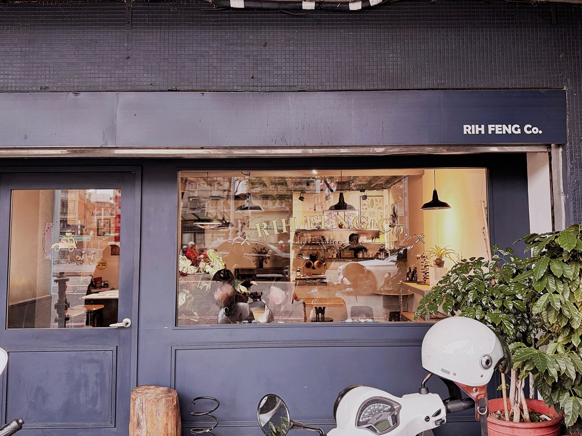 修車行裡的甜點店|新莊隱藏版蛋糕店「日豐企業社」,在地人才知道的限量戚風 - 第1張圖 修車行裡的甜點店|新莊隱藏版蛋糕店「日豐企業社」,在地人才知道的限量戚風