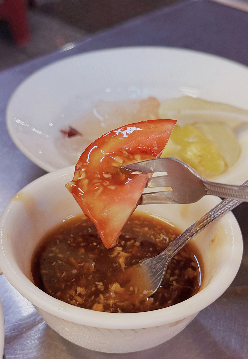 高雄鹽埕美食|婆婆冰老店懷舊又消暑!必吃水果冰、情人果冰與古早味蕃茄盤 - 第8張圖 高雄鹽埕美食|婆婆冰老店懷舊又消暑!必吃水果冰、情人果冰與古早味蕃茄盤