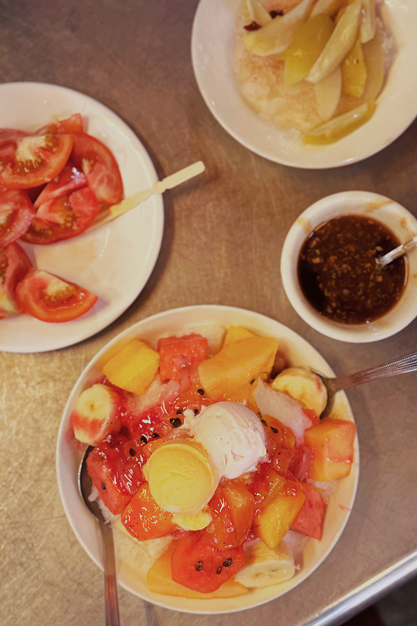 高雄鹽埕美食|婆婆冰老店懷舊又消暑!必吃水果冰、情人果冰與古早味蕃茄盤 - 第7張圖 高雄鹽埕美食|婆婆冰老店懷舊又消暑!必吃水果冰、情人果冰與古早味蕃茄盤
